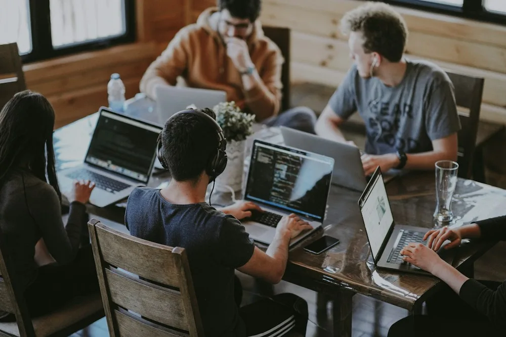 Equipo de trabajo colaborando en una oficina
